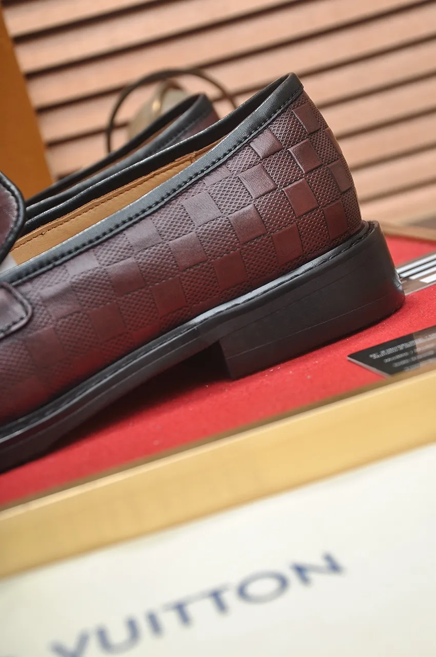 Men's men's shoes 💰460💶 [LV] (original single cowhide lining) 🍀LV's latest genuine leather business suit shoes are launched simultaneously on the official website. The first-layer cowhide imported from Italy is made of heavy gold, 💥1:1 rubber outsole from the official website. Versatile to wear, high-end without losing class, and the color combination is extraordinary. This four-season style is alluring when worn on your feet, showing off your big-name flair. Standard code 38-45 (45 customized)
